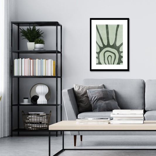 Green Abstract plakat. Med sine beroligende grønne toner og sofistikerte design, tilfører denne plakaten en følelse av ro og harmoni til ethvert rom. Illustrasjonen viser plakat i sort ramme på en vegg over en sofa.