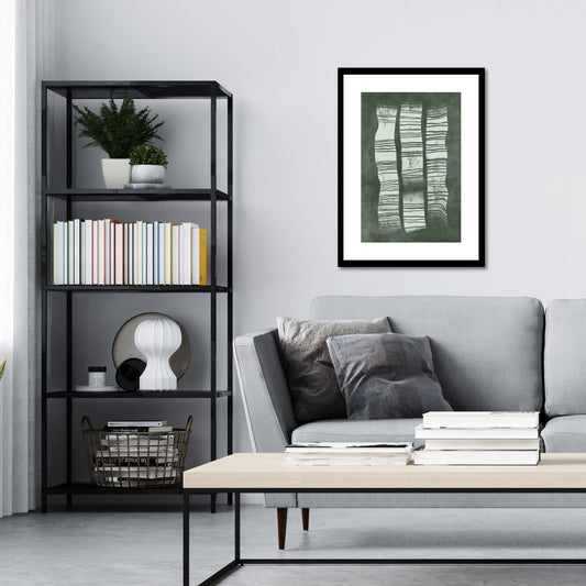 Green Abstract plakat. Med sine beroligende grønne toner og sofistikerte design, tilfører denne plakaten en følelse av ro og harmoni til ethvert rom. Illustrasjonen viser plakat i sort ramme på en vegg over en sofa.
