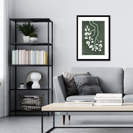 Green Abstract plakat. Med sine beroligende grønne toner og sofistikerte design, tilfører denne plakaten en følelse av ro og harmoni til ethvert rom. Illustrasjonen viser plakat i sort ramme på en vegg over en sofa.