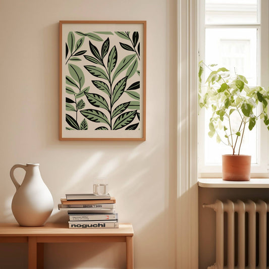 Dette moderne kunsttrykket viser en frodig sammensetning av stiliserte blader i grønntoner og svart, og skaper en frisk og harmonisk atmosfære i hjemmet. Illustrasjon viser plakat i eik ramme.