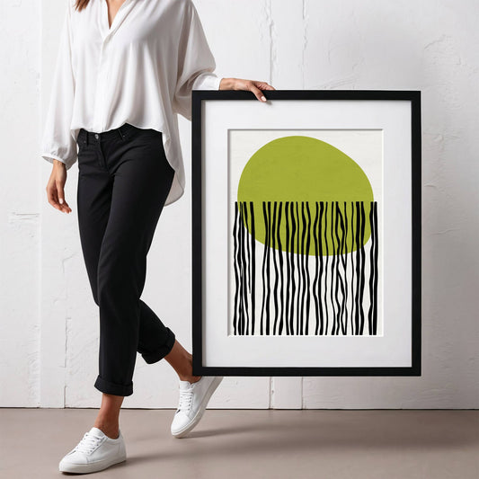 Green Sun – mid-century moderne plakat er en stilren og kunstnerisk tolkning av sol, skygge og rytme. Illustrasjon viser plakat med passepartout i sort ramme.