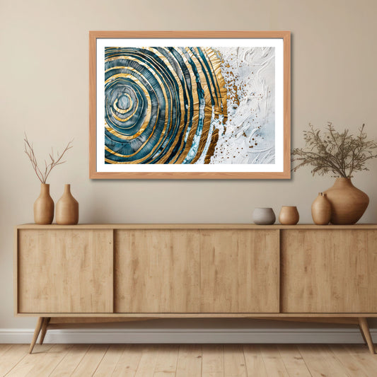 Dette unike kunstverket fanger essensen av naturens mønstre, med konsentriske sirkler inspirert av treets årringer, kombinert med stilige gull- og blåtoner. Illustrasjon viser motivet som plakat med hvit kant i lys ramme.