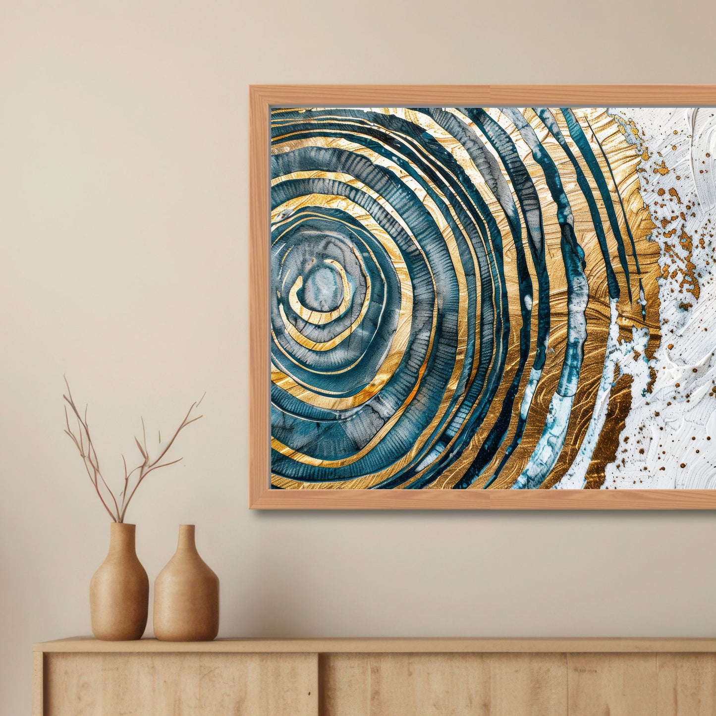 Dette unike kunstverket fanger essensen av naturens mønstre, med konsentriske sirkler inspirert av treets årringer, kombinert med stilige gull- og blåtoner. Illustrasjon viser motivet som plakat i lys ramme.