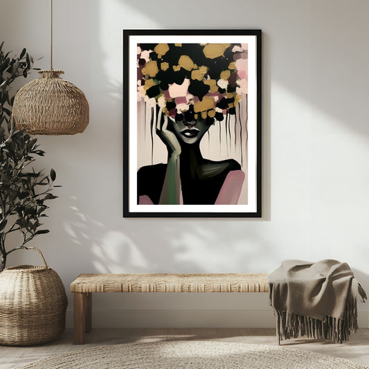 Den mystiske skikkelsen, omgitt av gulltoner og myke teksturer, utstråler eleganse og raffinement. Illustrasjon viser motivet som plakat med hvit kant i sort ramme.