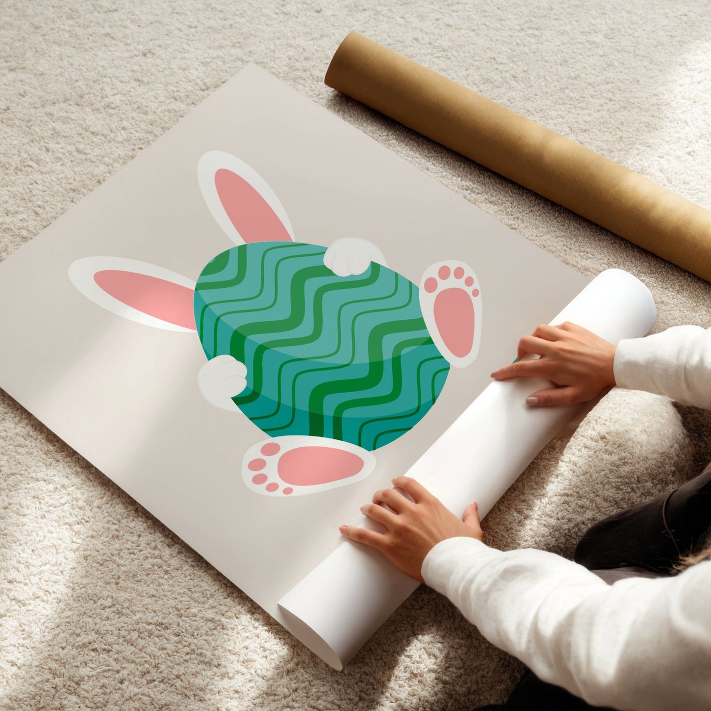 Gi hjemmet ditt et snev av påskeglede med denne nydelige plakaten, som viser en hvit påskehare med rosa kontraster, skjult bak et stort påskeegg med et livlig turkis sikksakk mønster. Illustrasjon viser plakat uten hvit kant på print.