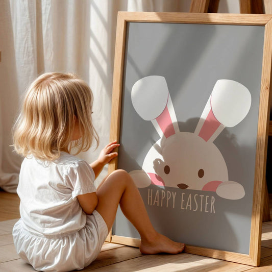 Gi hjemmet ditt en touch av påskeglede med denne herlige plakaten, som viser en søt hvit påskehare som titter opp med nysgjerrige øyne. Illustrasjon viser plakat uten hvit kant i eik ramme.