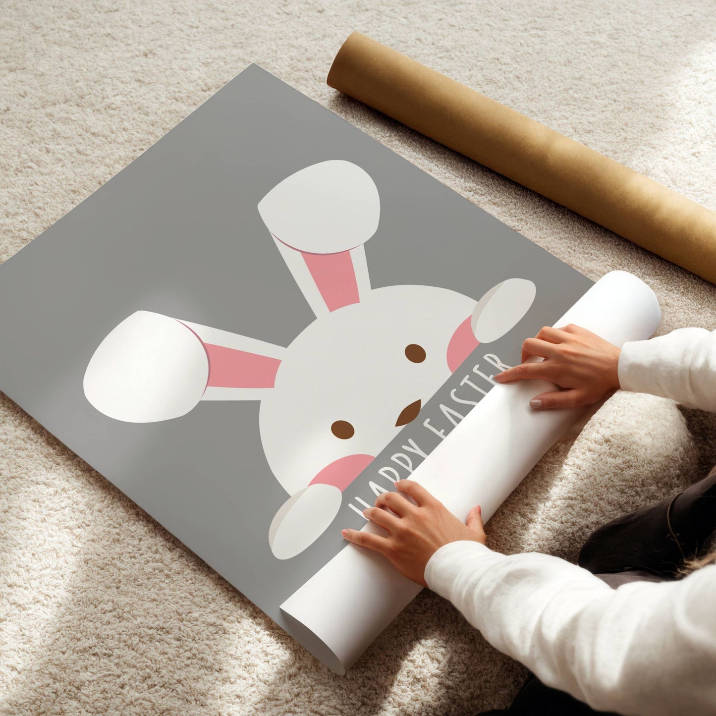 Gi hjemmet ditt en touch av påskeglede med denne herlige plakaten, som viser en søt hvit påskehare som titter opp med nysgjerrige øyne. Illustrasjon viser plakat uten hvit kant på print.