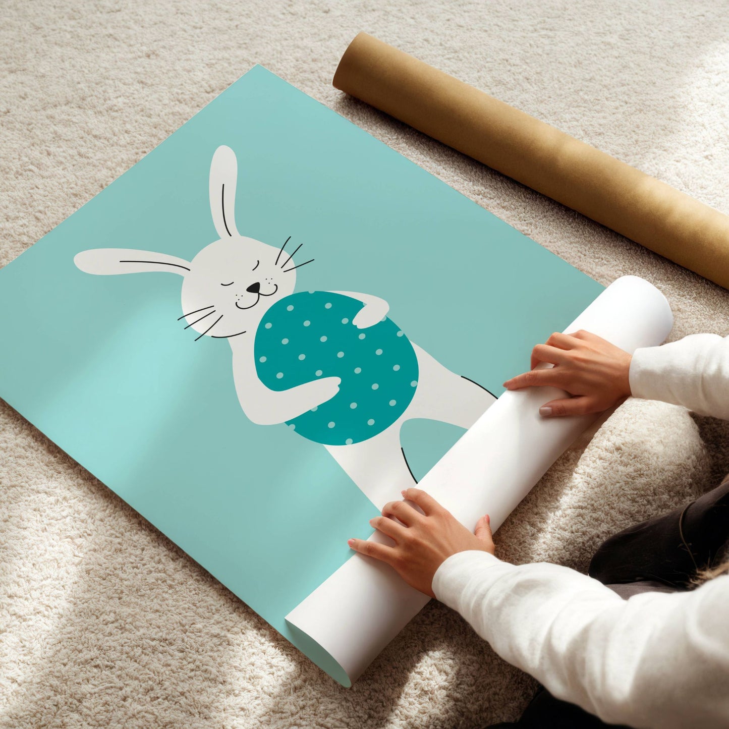 Denne vakre grafiske illustrasjonen fanger essensen av påsken med en leken hvit påskehare som bærer et stort påskeegg i en blendende mørk turkis farge, dekorert med hvite prikker. Illustrasjon viser plakat uten hvit kant på print.