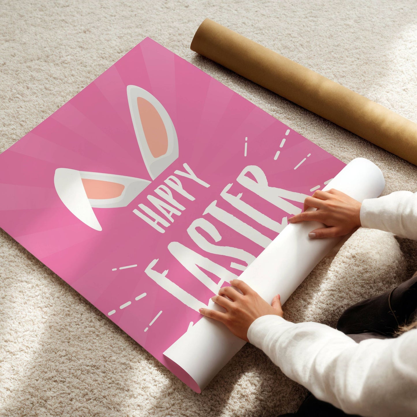 Denne delikate grafiske illustrasjonen viser to hvite påskehareører mot en myk mørk rosa bakgrunn, akkompagnert av den hjertevarme meldingen "Happy Easter" i hvit skrift. Illustrasjon viser plakat uten hvit kant i på print.