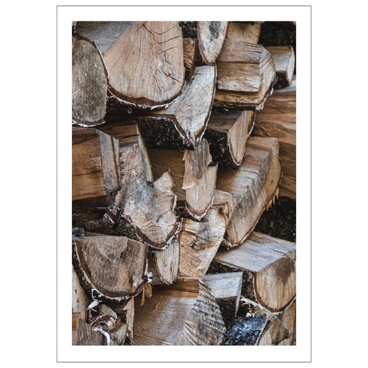 En rustikk vedstabel liver opp i hjemmet ditt. Motivet fås som plakat og på lerret. Plakat har en hvit kant rundt som gir dybde og fremhever motivet.