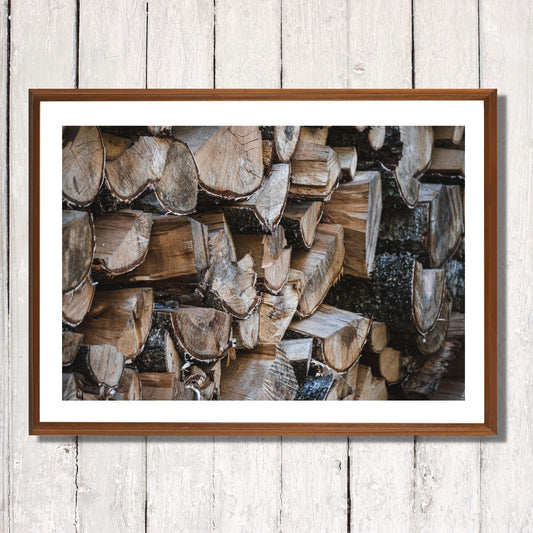 En rustikk vedstabel liver opp i hjemmet ditt.  Illustrasjon viser bildet som plakat i en eikeramme.
