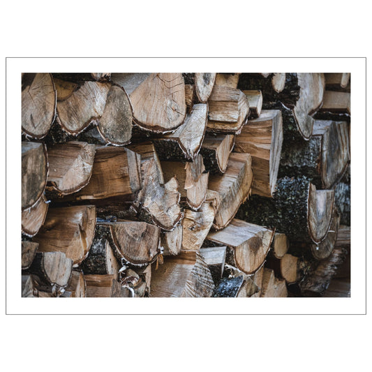 En rustikk vedstabel liver opp i hjemmet ditt. Motivet fås som plakat og på lerret. Plakat har en hvit kant rundt som gir dybde og fremhever motivet.