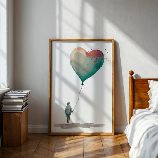 Denne stilrene plakaten viser en enslig figur som holder en hjerteformet ballong, malt i dempede akvarelltoner med abstrakt preg. Illustrasjon viser plakat i eik ramme.
