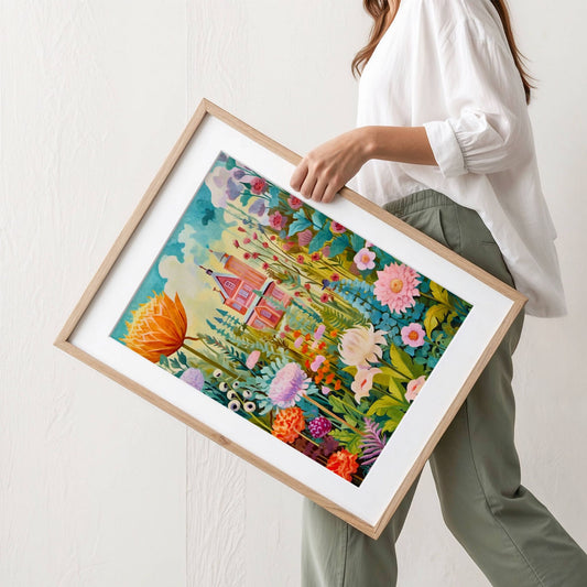 En varm og romantisk plakat med et rosa hus omringet av fargerike blomster i morgensolens glød. Perfekt for å skape en fredelig, optimistisk stemning i rommet. Illustrasjon viser plakat med passepartout i eik ramme.