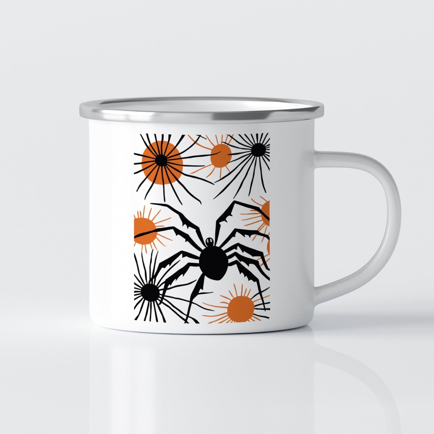 Motivet på dette emaljekruset viser en stor edderkopp omgitt av oransje soler og spindelvev, og gir den perfekte blandingen av høstvarme og skrekkstemning.
