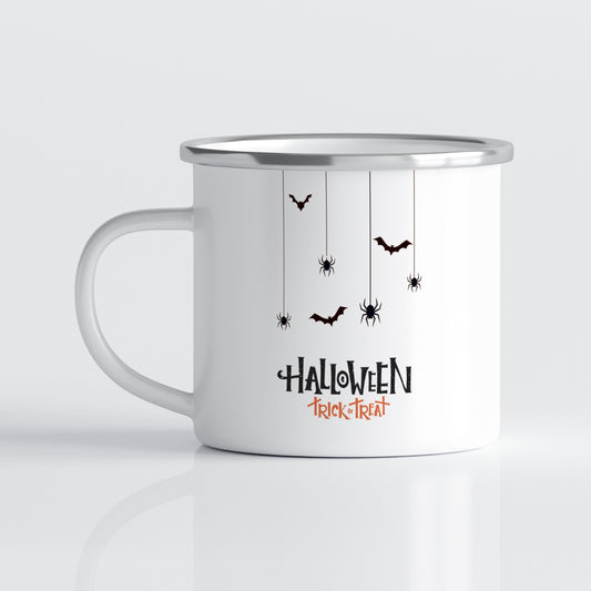 Med sitt glade gresskarmotiv og dansende flaggermus er dette emaljekruset perfekt for alt fra kakao til heksebrygg.