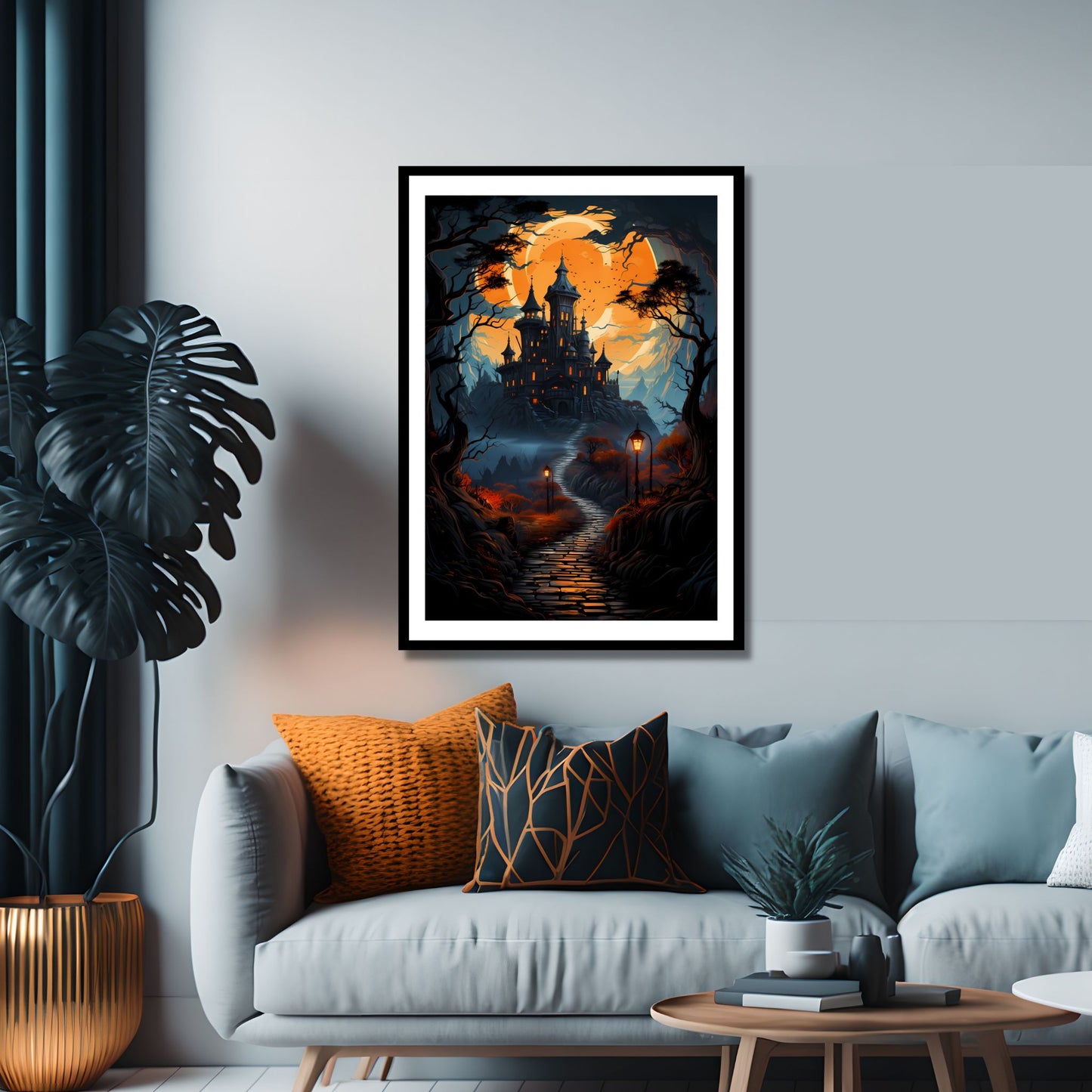 Creepy plakat med motiv av Halloween slott ved fullmåne. Motivet viser nattmørke og lys i vinduene. Bildet som har en hvit kant, er rammet inn i sort ramme og henger på en vegg over en sofa.