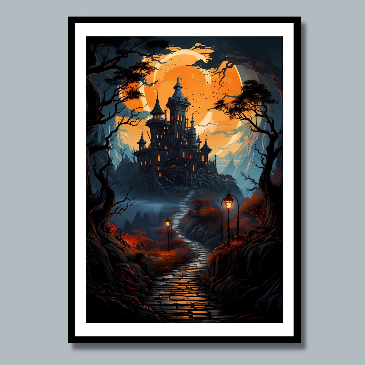 Creepy plakat med motiv av Halloween slott ved fullmåne. Motivet viser nattmørke og lys i vinduene. Bildet som har en hvit kant, er rammet inn i sort ramme og henger på en vegg.