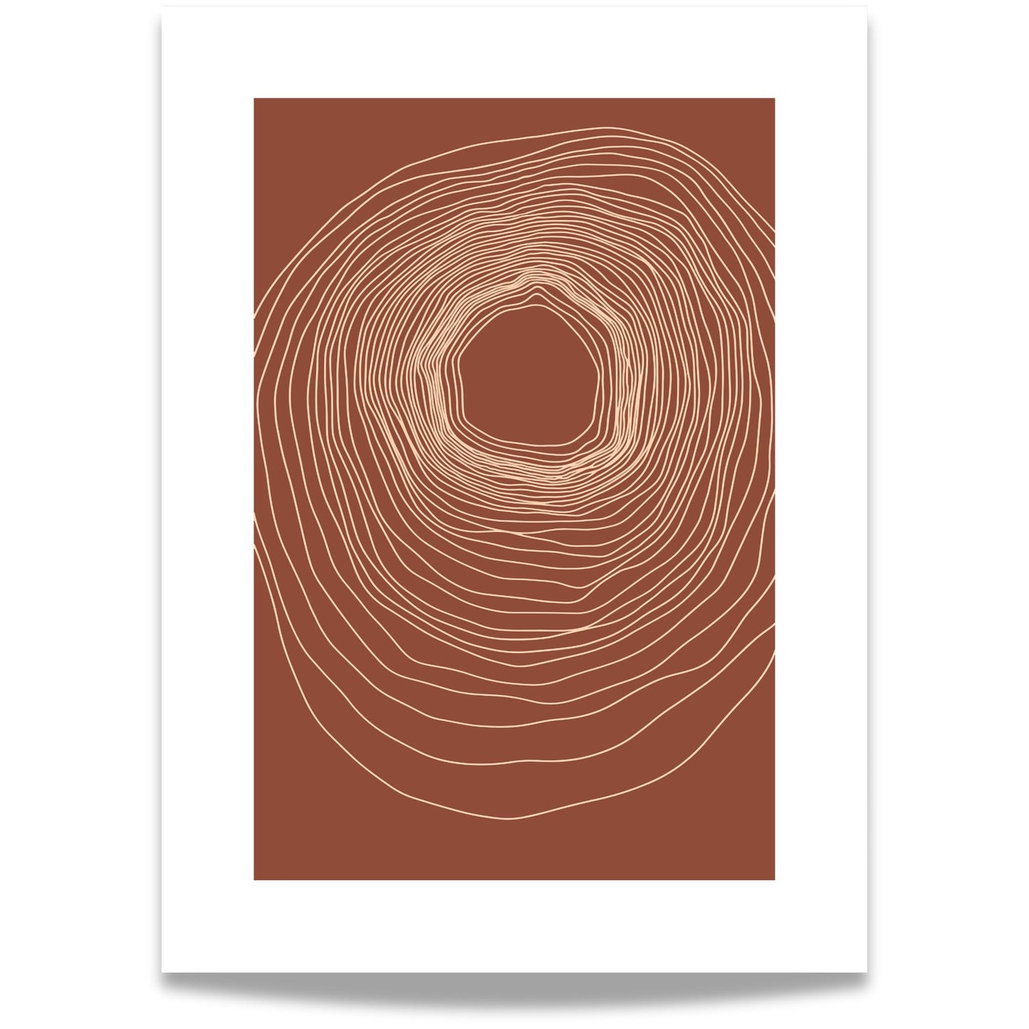 "Harmoniens Kjerne" er en minimalistisk plakat inspirert av naturens organiske vekst. De sirkulære linjene gir en hypnotisk dybde, som minner om årringene i et tre eller energisirkler i naturen.