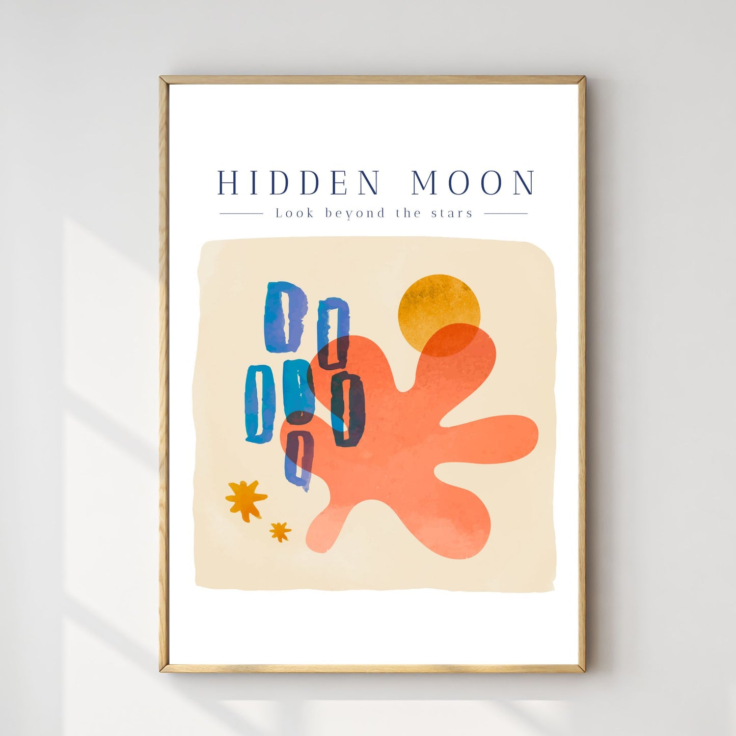 Denne Matisse-inspirerte plakaten innbyr til refleksjon med sitt minimalistiske design som kombinerer abstrakte former og beroligende nyanser. Illustrasjonsfoto viser plakaten i lys ramme.