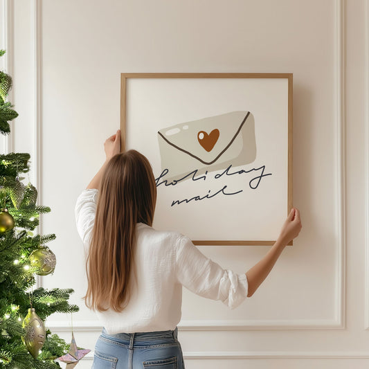 Et søtt og minimalistisk motiv med teksten Holiday Mail, der en liten konvolutt med hjerte symboliserer varme julehilsener. Illustrasjon viser plakat i eik ramme.