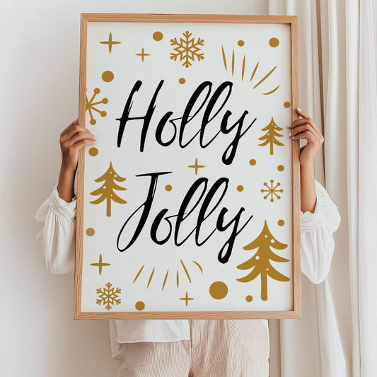 En munter og elegant juleplakat med teksten Holly Jolly omgitt av snøfnugg, trær og stjerner i gyllent og svart. Illustrasjon viser plakat i eik ramme.