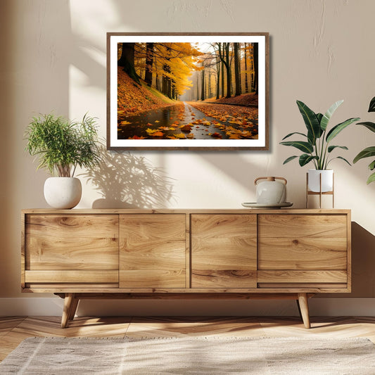 Dette stemningsfulle motivet fanger essensen av høstens farger i en vakker skogssti dekket med gylne løv. Miljøfoto viser motivet som plakat med hvit kant i ramme.