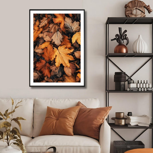 Dette kunstverket fanger høstens naturlige skjønnhet med en harmonisk samling av tørre høstblader i varme jordfarger. Miljøbildet viser motivet som plakat med hvit kant i ramme.