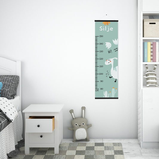 Dekorativ plakat med høydemåler og dinosaurer på dus grønn bakgrunn. Illustrasjon som viser høydemåler henger på en vegg på et barnerom.