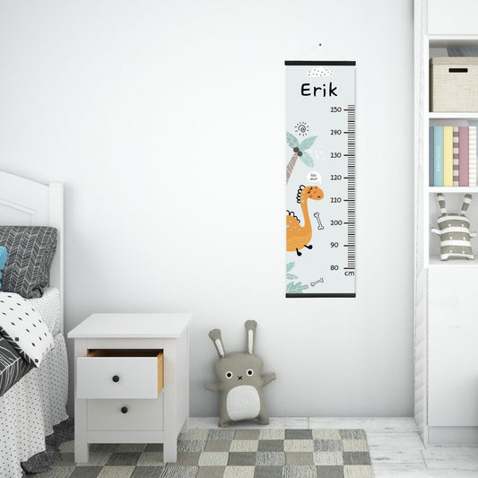 Dekorativ plakat med høydemåler og dinosaurer på dus grønn bakgrunn. Illustrasjon som viser høydemåler henger på en vegg på et barnerom.