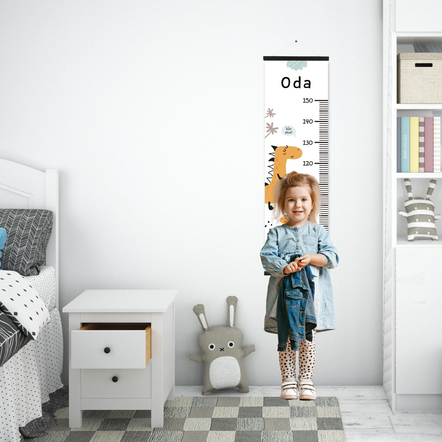Dekorativ plakat med høydemåler og dinosaurer på dus grønn bakgrunn. Illustrasjon som viser høydemåler henger på en vegg og en jente som måler seg.