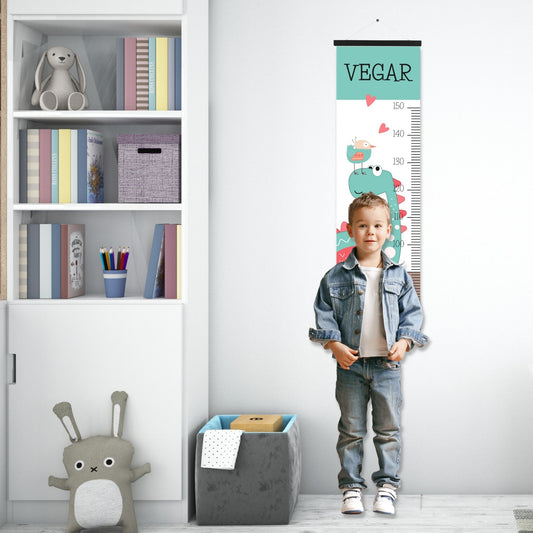 Dekorativ plakat med høydemåler og en mint grønn dinosaur på en hvit bakgrunn. Illustrasjon som viser høydemåler henger på en vegg og en gutt som måler seg.