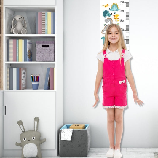 Dekorativ plakat med høydemåler og fargerike dinosaurer på en hvit bakgrunn. Illustrasjon som viser høydemåler henger på en vegg og en jente som måler seg.