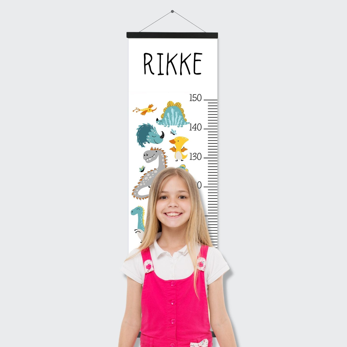 Dekorativ plakat med høydemåler og fargerike dinosaurer på en hvit bakgrunn. Illustrasjon som viser høydemåler henger på en vegg og en jente som måler seg.
