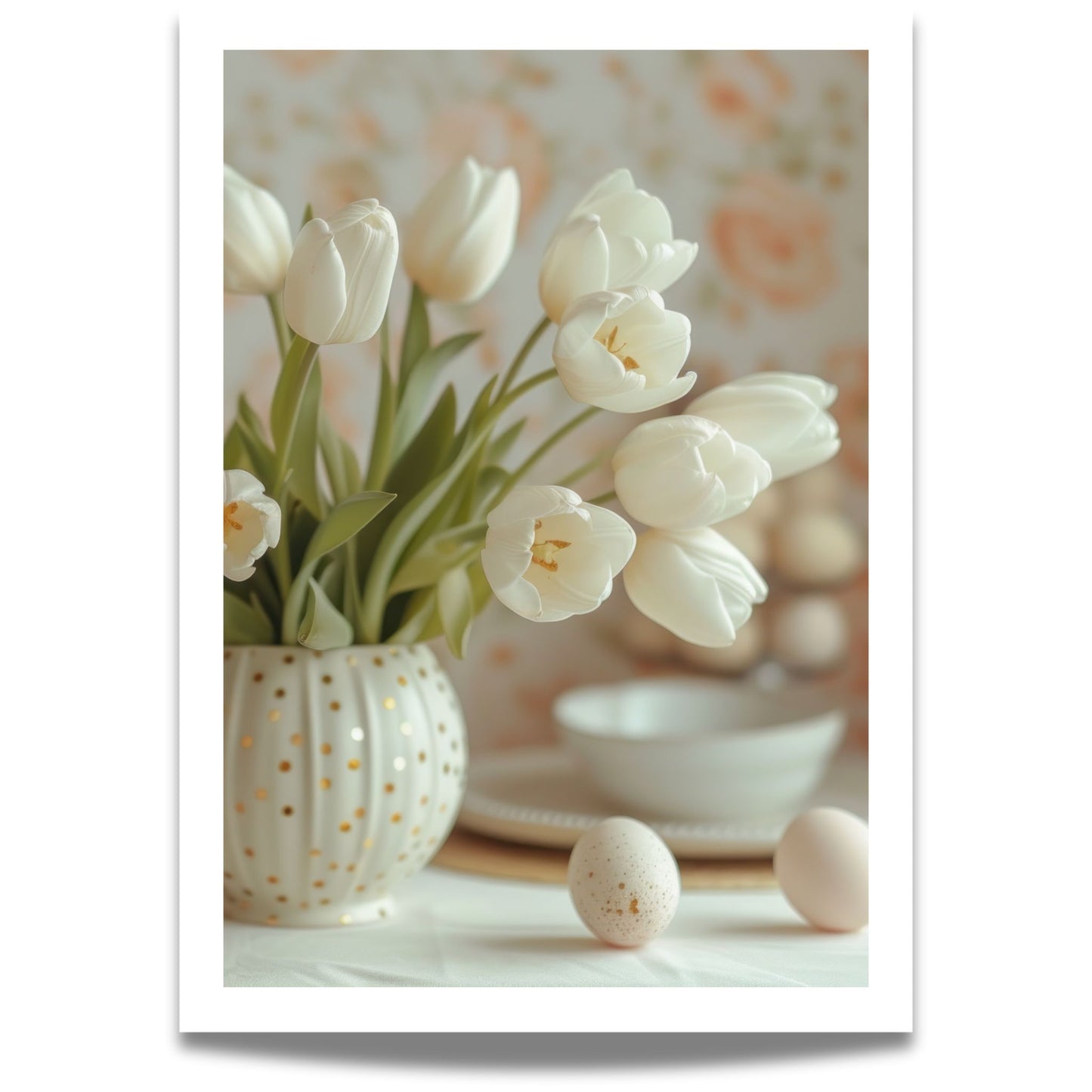 Bildet viser en rund, hvit vase fylt med hvite tulipaner og gullprikker, en perfekt påminnelse om sesongens blomstring.