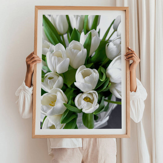 Denne grafiske illustrasjonen fanger essensen av den majestetiske tulipanen i full blomst, og bringer en følelse av friskhet og eleganse til ethvert rom. Illustrasjon viser plakat med hvit kant i eik ramme.