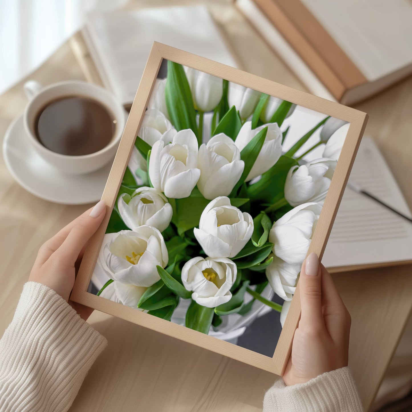 Denne grafiske illustrasjonen fanger essensen av den majestetiske tulipanen i full blomst, og bringer en følelse av friskhet og eleganse til ethvert rom. Illustrasjon viser plakat uten hvit kant i eik ramme.