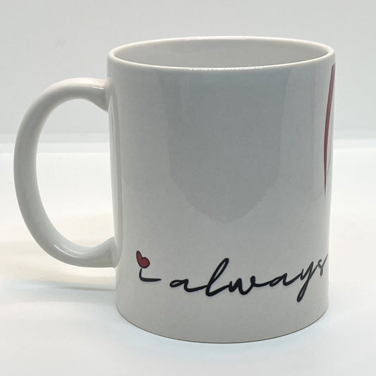 Med en vakker håndskrevet tekst og et kunstnerisk rødt hjerte, er dette kruset en perfekt gave til kjæresten, ektefellen eller noen du holder kjær.