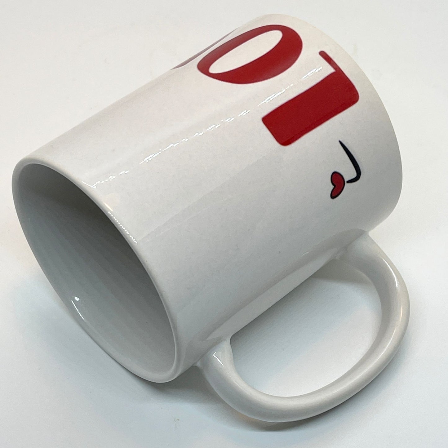 Dette stilrene LOVE YOU-kruset har en moderne og minimalistisk design med elegant typografi og små hjerteaksenter som gir et romantisk preg.