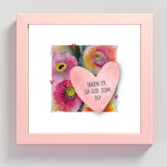 Grafisk plakat med et rosa hjerte påført tekst "Ingen er så god som du!". Bagrunn i cerise og guloransje blomster. Illustrasjon viser plakat i rosa ramme.