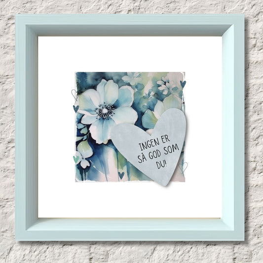 Grafisk plakat med et lyseblått hjerte påført tekst "Ingen er så god som du!". Bagrunn med blomster i blåtoner. Illustrasjon viser plakat i lyseblå ramme.