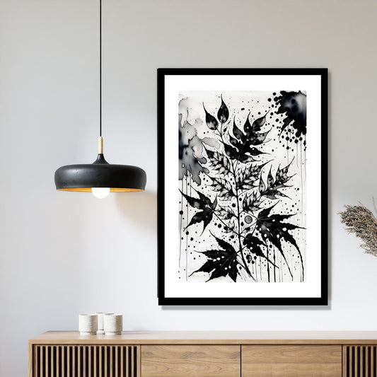 Miljøbildet viser en grafisk plakat i abstrakt, floralt mønster i sort-hvitt. Plakaten som har en dekorativ hvit kant, henger i en sort ramme over en skjenk i teak. Ved siden henger en sort lampe.