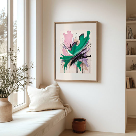 Ink Bloom – abstrakt plakat i moderne stil er en kraftfull og ekspressiv kunstplakat som kombinerer sterke penselbevegelser med flytende fargefelt i grønt, rosa, lilla og sort. Illustrasjon viser plakat med passepartout i eik ramme.