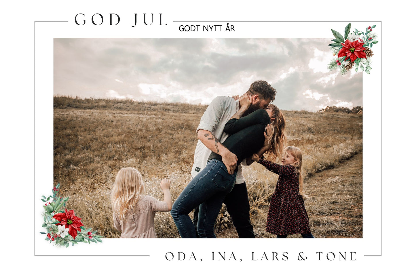 Julekort i størrelse 15x10 cm. På kortet er det en tynn strek-ramme med plass for ditt personlige bilde. Det er påført to små grafiske julemotiv. Tekst på kort "God Jul - Godt Nytt År". Her er det mulig å personalisere med egen fra-hilsen.