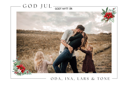 Julekort i størrelse 15x10 cm. På kortet er det en tynn strek-ramme med plass for ditt personlige bilde. Det er påført to små grafiske julemotiv. Tekst på kort "God Jul - Godt Nytt År". Her er det mulig å personalisere med egen fra-hilsen.