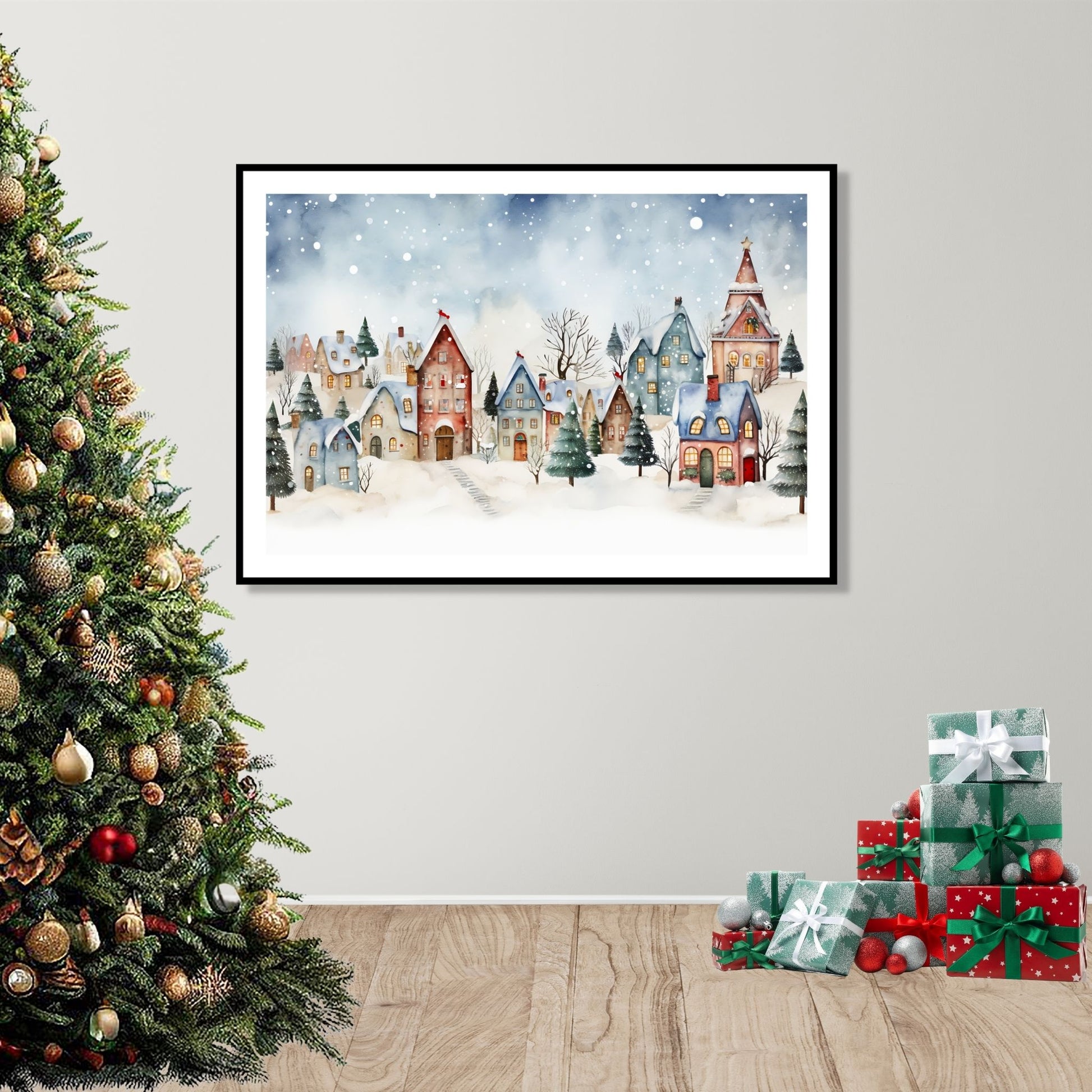 Illustrasjon som viser Grafisk motiv av en snøkledd liten landsby. Snøen faller ned over de små husene og skaper julestemning. Motivet henger i sort ramme på en vegg ved siden av står et juletre og i gulvet ligger det flere julepakker.