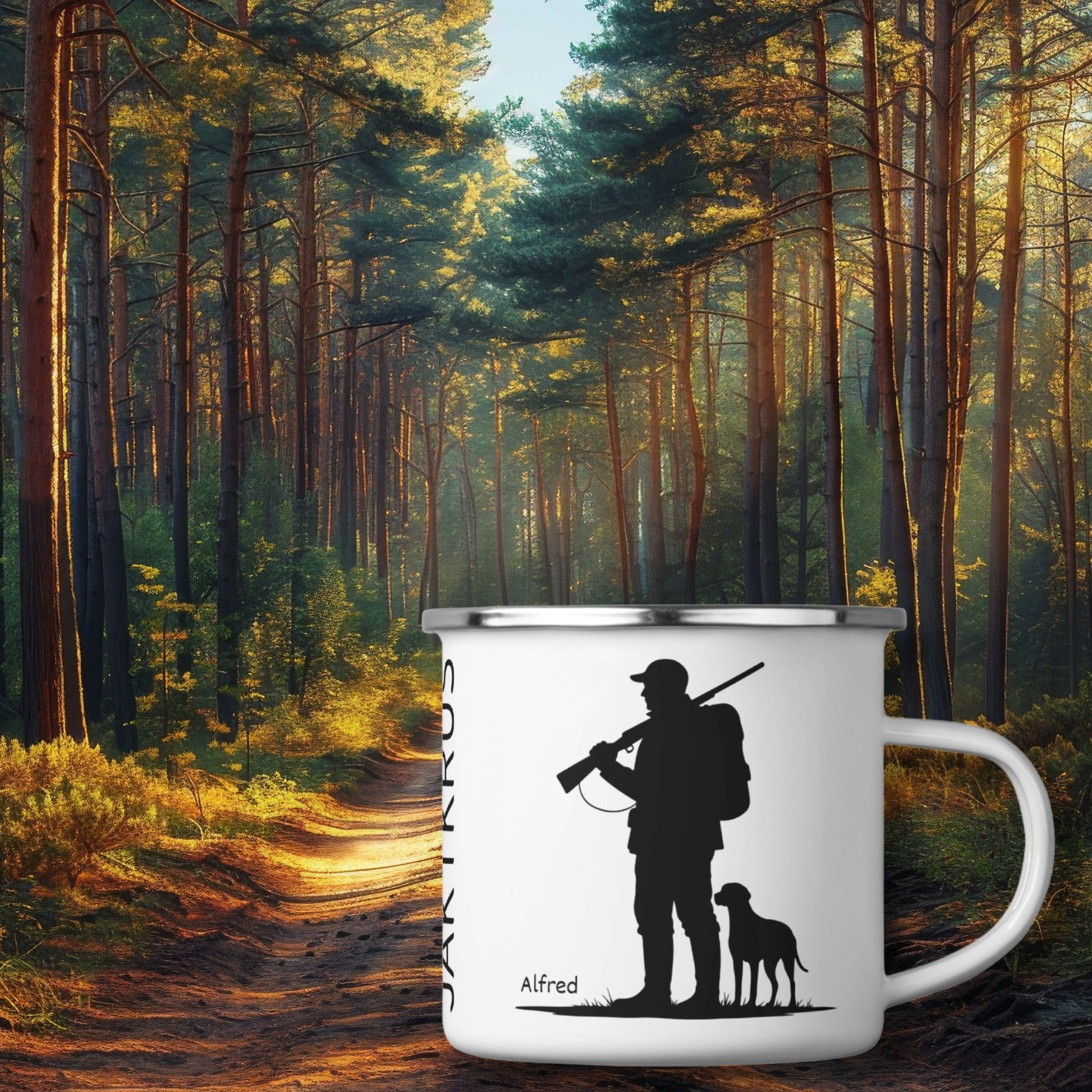Jaktkrus No1 har et klassisk villmarksmotiv som kan tilpasses med personlig navn.