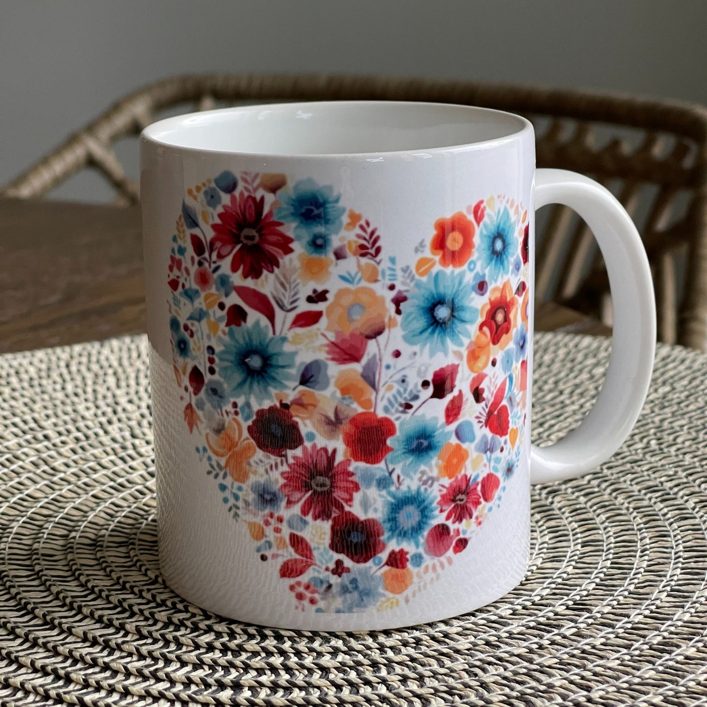 Med teksten Jeg Elsker Deg og et nydelig blomstermønster formet som et hjerte, er dette kruset en perfekt gave til en spesiell person i livet ditt.
