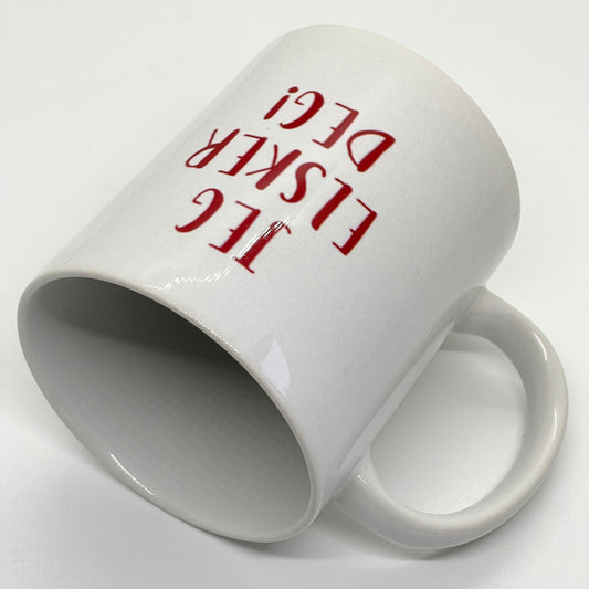 Med teksten Jeg Elsker Deg og et nydelig blomstermønster formet som et hjerte, er dette kruset en perfekt gave til en spesiell person i livet ditt.