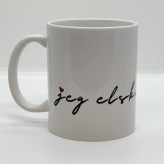 Med et stilrent design bestående av en elegant, håndskrevet tekst jJeg Elsker Deg og et rødt, kunstnerisk hjerte, er dette kruset den perfekte gaven til noen du er glad i.